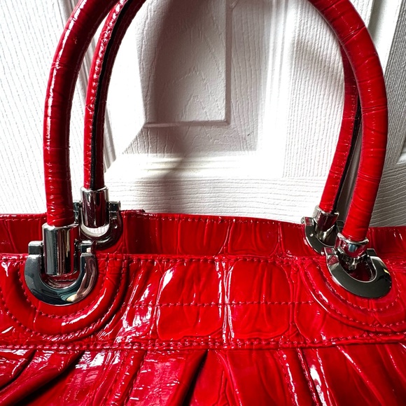 Vintage Guess One of their Iconic Leather Like Croc Print Bags - Picture 9 of 16